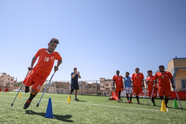 Ünlü ampute hocası, Gazze'de engelli sporcuları futbolla hayata bağlıyor